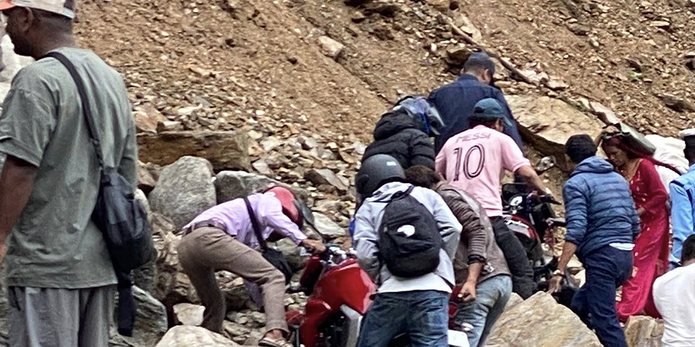 कर्णाली राजमार्ग अवरुद्धः स्याउ बाटोमै कुहिने चिन्ता